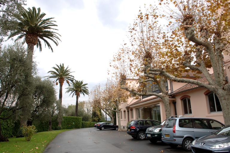 Vue sud-ouest, face antérieure du bâtiment administratif.
