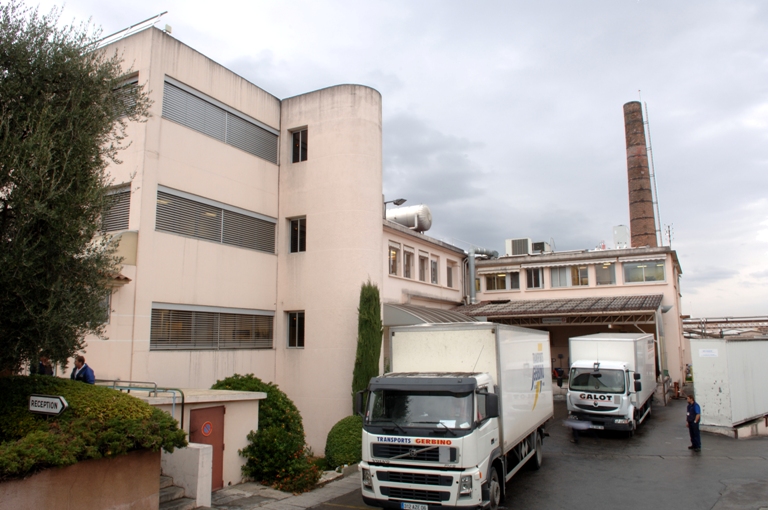 Vue ouest, face postérieure du bâtiment administratif.