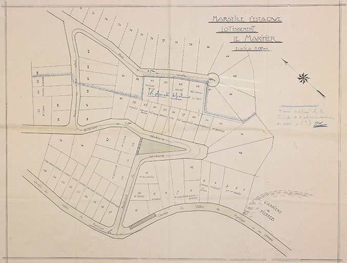 Marseille L' Estaque. Lotissement Le Marinier. [Plan du lotissement avec le tracé de 80 parcelles, le nom de 36 propriétaires et le tracé supposé de la limite en alimentation en eau].