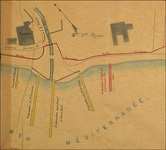 Etablissement d'un embarcadère en charpente. Renouvellement d'autorisation Carvin fils, pétitionnaire, 1881. [Plan du bord de mer entre la tuilerie Tamisier et la tuilerie Veuve Roux, de part et d'autre du confluent du ruisseau de Ferrin - actuel ruisseau du Marinier - : cinq embarcadères en épis appartenant à des industriels].