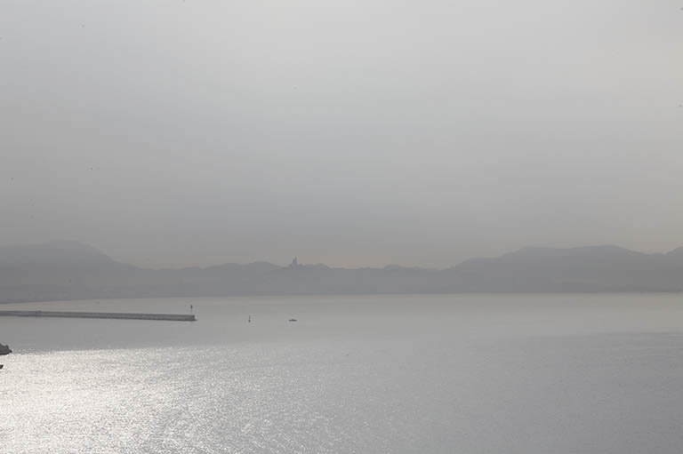Vue de la rade de Marseille prise du haut du quartier des Riaux.