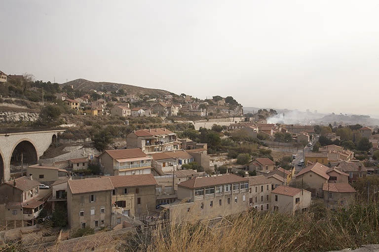 Paysage vue depuis l'esplanade de la cité Kuhlmann (Les Riaux, montée des Usines) vers le sud : au premier plan, le vallon des Riaux, au second plan, le quartier de la Falaise, plus loin l'Estaque, au fond, Mourepiane.