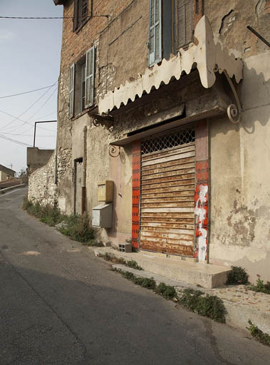 Devanture de magasin avec marquise.
