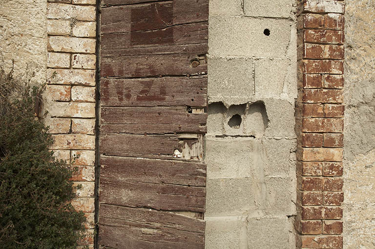 Encadrement de porte en brique pleine.