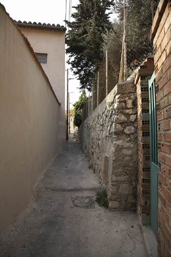 Montée Guy-Robin, anciennement traverse Brun. Traverse entre murs de propriétés.