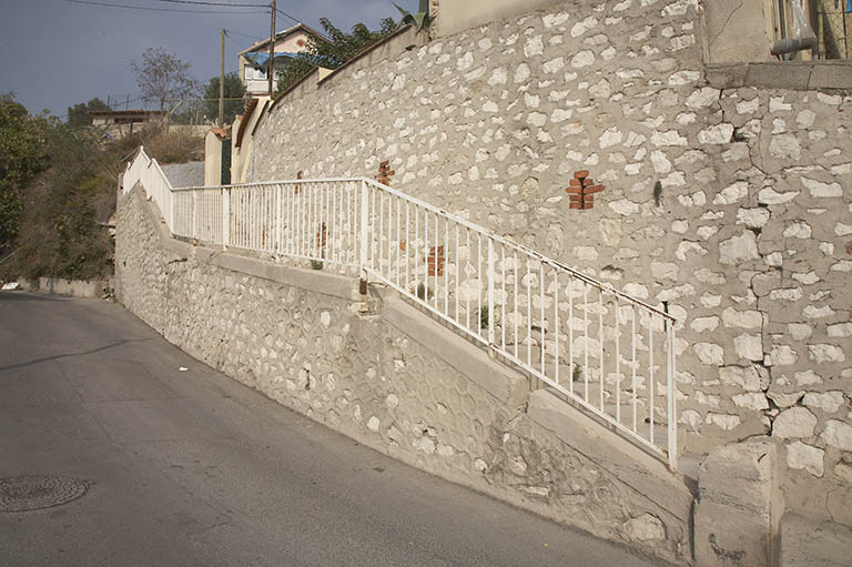 Mur de soubassement avec rampe d'accès.