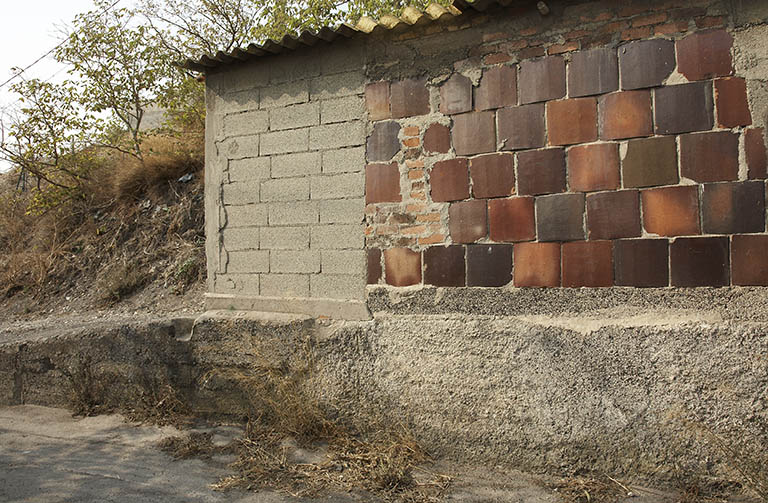 Quartier des Riaux, montée des Usines, cité ouvrière (Riaux D 151). Murs.