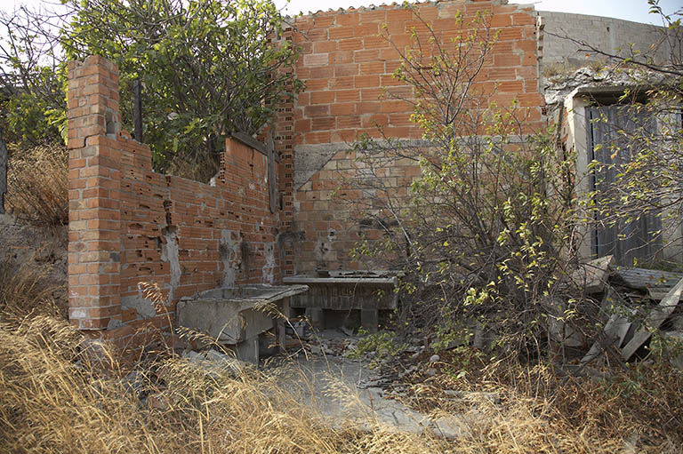 Lavoirs en ciment, à l'arrière du bâtiment d'habitation.