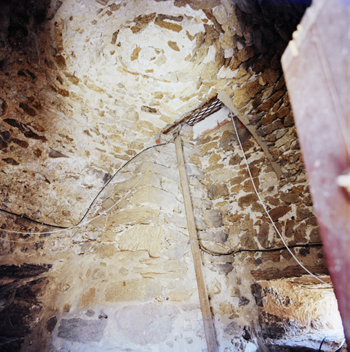 Donjon (1) casemate basse d'une des tours, avec angle emboîté de l'hexagone.