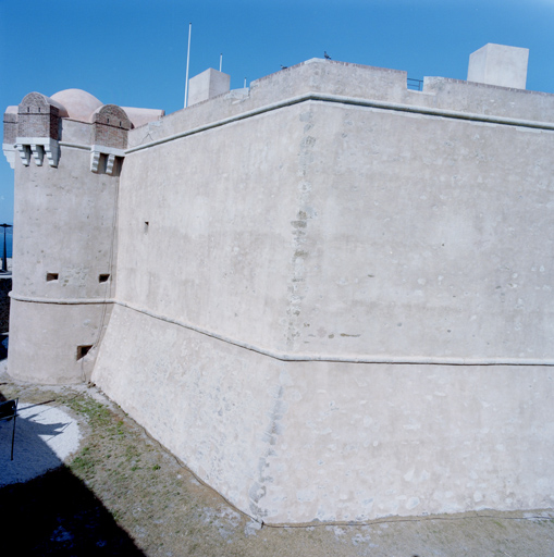 Donjon (1) : élévation des faces sud-est et de la tour sud.