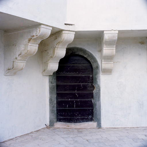 Donjon (1) : porte d'une casemate en rez-de-cour entre corbeaux de la galerie d'étage.