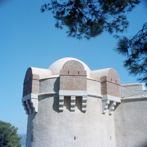 Donjon (1) : couronnement d'une des tours, parapet, coupole, bretèches.