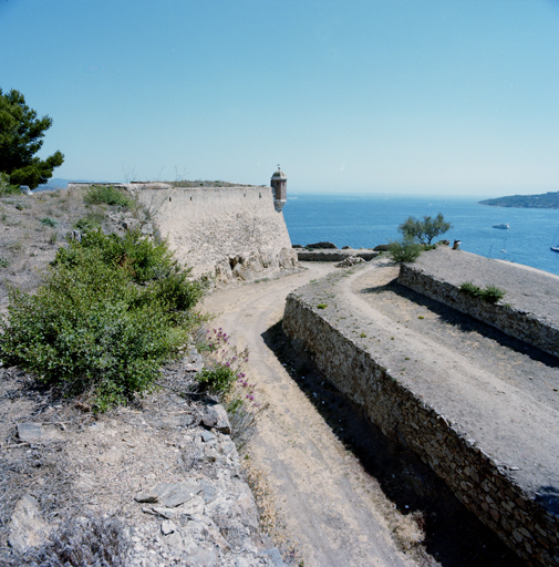 Front sud-est : redan 14 et son échauguette, fossé et chemin couvert, vus du point 13.