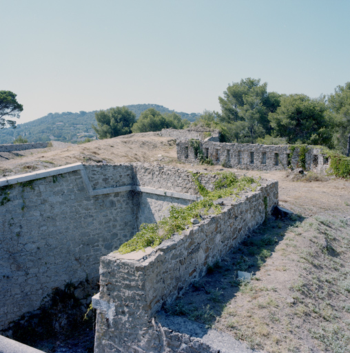 Flanc retranché à orillon du bastion 16, parapet crénelé.