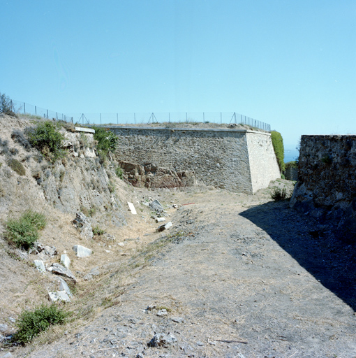 Retranchement intérieur : flanc du demi-bastion 17, fossé et sa contrescarpe.