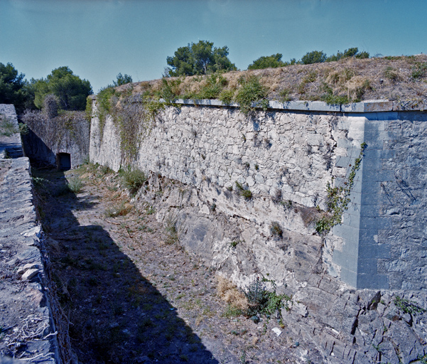 Retranchement intérieur : face gauche du demi-bastion 16, revêtement et tablette.