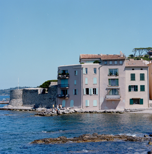 Tour vieille du front de mer de l'enceinte milieu XVIe s, courtine et petite anse.