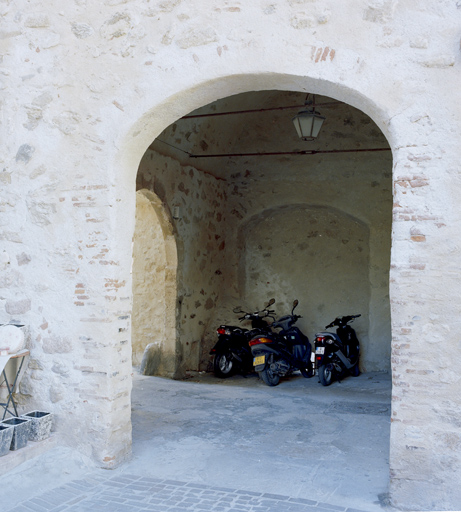 Arcade d'entrée sud et sas de la tour-porte du front est, porte et issue murée.