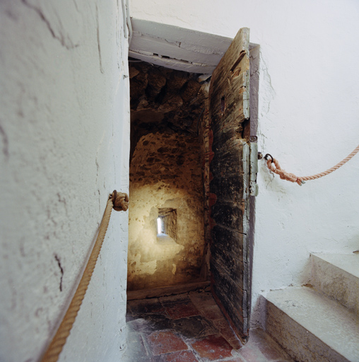 Donjon (1) : porte d'accès au local d'une des tours, depuis l'escalier en vis.