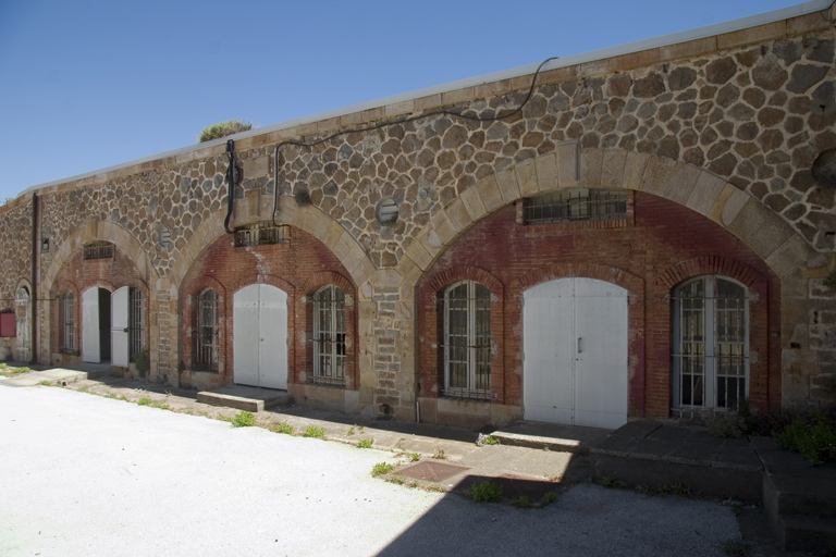 Casernement de la batterie centrale, façade principale des casemates de la troupe.