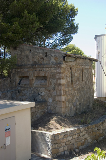 Enceinte : bastionnet d'axe du mur de gorge de la batterie centrale, flanc droit.
