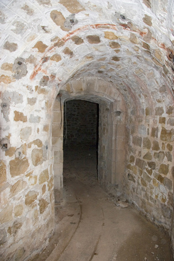 Magasins en caverne 1889 : couloir du départ du monte-charge au magasin d'artillerie.