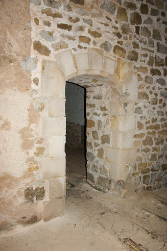 Magasins en caverne 1889 : porte d'entrée du magasin d'artillerie.