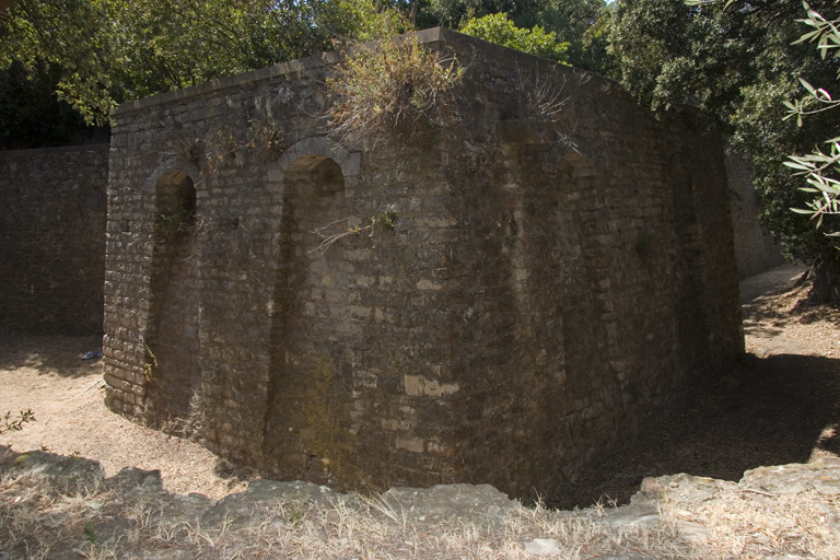 Enceinte : saillant et faces du bastionnet sud avec créneaux de pied.