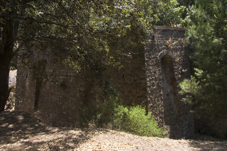 Enceinte : flanc gauche et face gauche du bastionnet sud avec créneaux de pied.