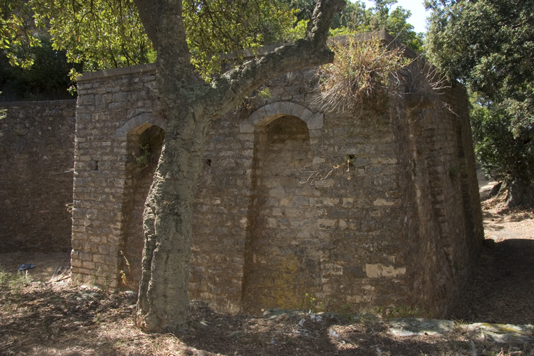 Enceinte : saillant et faces du bastionnet sud avec créneaux de pied.