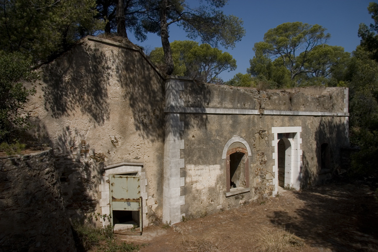 Tour-réduit crénelée n° 2 type 1846, façade d'entrée, à gauche masse couvrante à galerie interne.