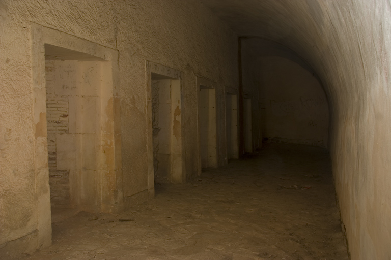 Tour-réduit crénelée, crénelage de la face postérieure vu de la galerie de la masse couvrante.