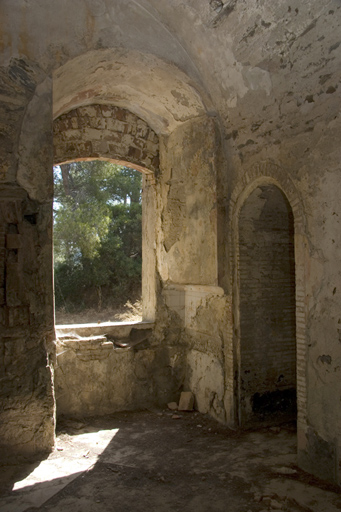 Tour-réduit crénelée , petite casemate à gauche du sas d'entrée.