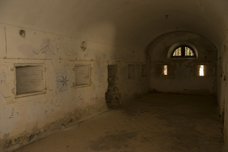 Tour-réduit crénelée, casemate tansversale postérieure, créneaux et fenêtres (faces latérales).