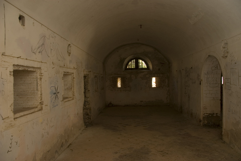 Tour-réduit crénelée , casemate transversale de casernement.