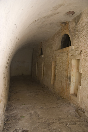 Tour-réduit crénelée, crénelage de la face latérale gauche vu de la galerie de la masse couvrante.