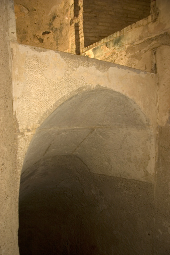 Tour-réduit crénelée, détail de l'arc de départ de l'escalier descendant vers le soubassement.