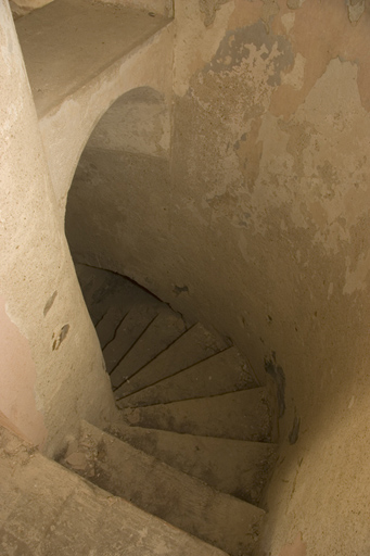 Tour-réduit crénelée, escalier descendant vers le soubassement.