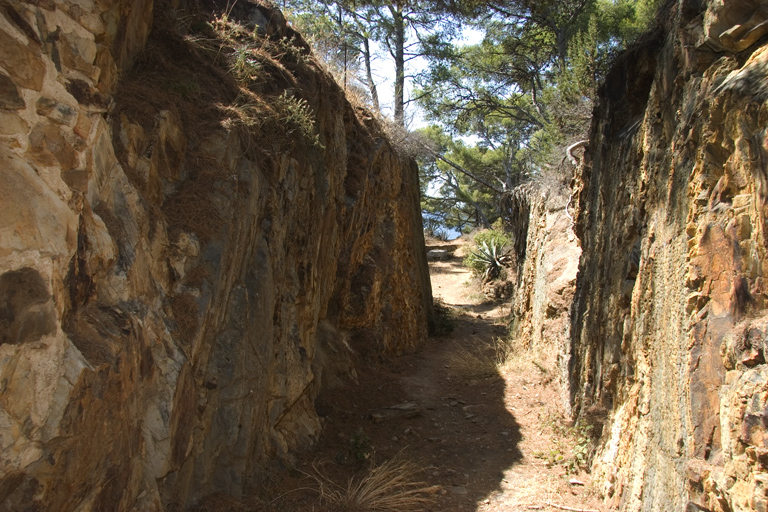 Chemin couvert taillé dans le roc entre la batterie et sa tour-réduit.