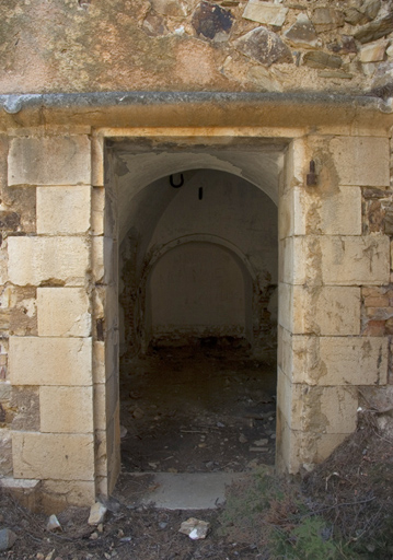 Batterie de 1878 : porte latérale de la traverse-abri ouest vers la ruelle d'accès.