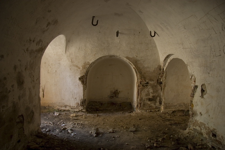 Batterie de 1878 : abri casematé de la traverse-abri ouest, porte, niches à munition.