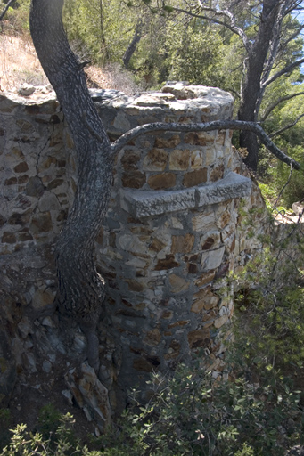 Enceinte, front d'entrée, détail de la tourelle d'angle pleine à droite de la tour-réduit.