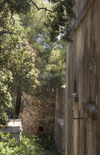 Enceinte, front d'entrée, enfilade du fossé, depuis la tour-réduit jusque la tourelle d'angle creuse.