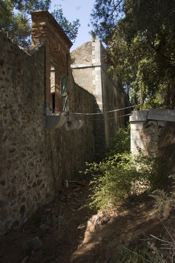 Enceinte, front d'entrée, son fossé et la porte à pont-levis de la batterie, devant la tour-réduit.