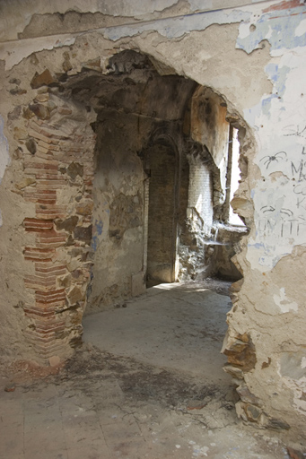 Tour-réduit crénelée, petite casemate à droite du sas d'entrée, maçonneries en recharge de 1878.