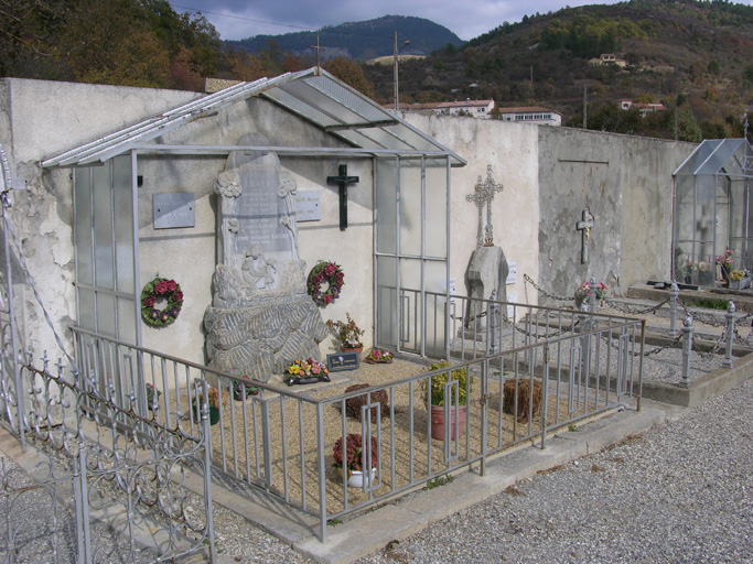 Stèle. Vue d'ensemble.