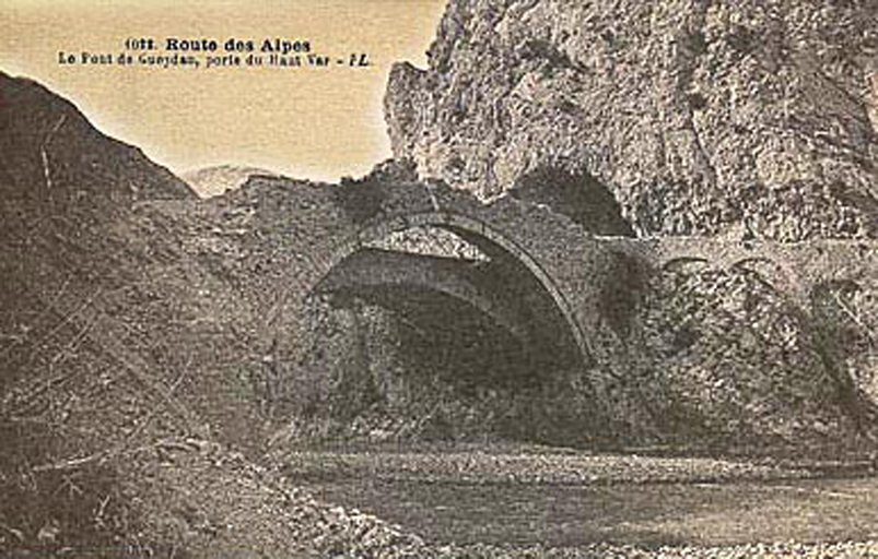 Route des Alpes - Le Pont de Gueydan - Route du Haut-Var [le pont d'Ancien régime au premier plan, cachant le pont du 19e siècle]