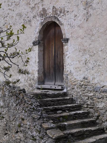 Vue d'ensemble de la porte est.