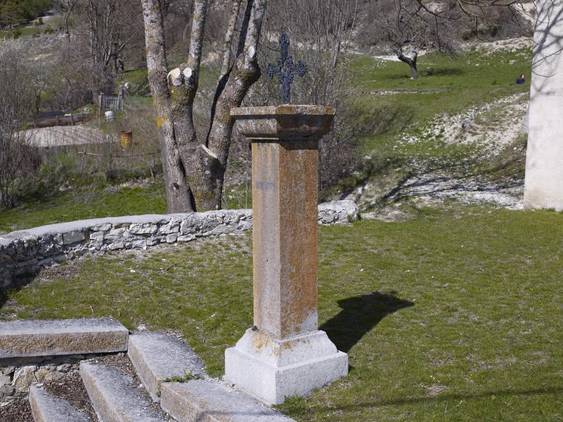 Vue de la croix monumentale depuis le sud-ouest.