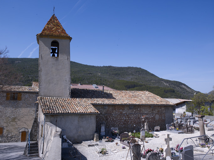 Vue d'ensemble de l'église et du cimetière depuis le nord.